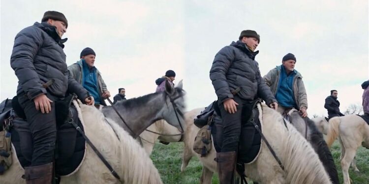 حجاج إسبان قرروا السير بخيولهم إلى مكة للحج على طريقة الأندلسيين ,,, يثيرون الدهشة