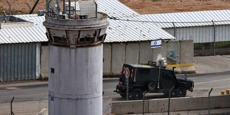 الحكم بالسجن على جندي إسرائيلي اعترف بتعذيب معتقلين فلسطينيين