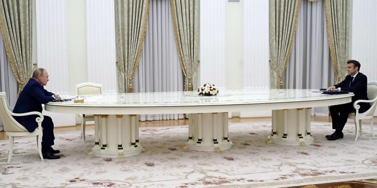 الطاولة ليست مجرد قطعة أثاث بل عنصر سياسي واجتماعي