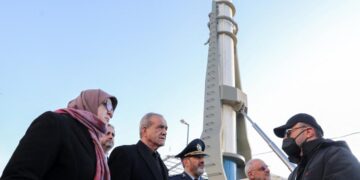 إيران تكشـــف عن صاروخ باليستي جديد بعيد المدى