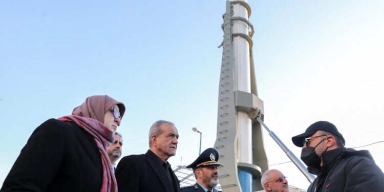 إيران تكشـــف عن صاروخ باليستي جديد بعيد المدى