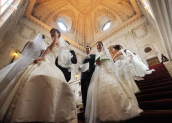 الصين تنعش سوق الزواج بــ”مكافآت مالية للعروسين”