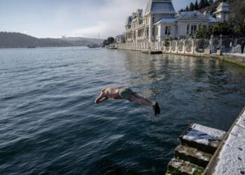 شغف بين قارتين,,,السباحة في مياه البوسفور الباردة