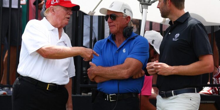 ترامب يسعى لإنهاء الانقسام بين رابطة الغولف و”أل آي في”