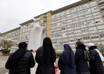 ماذا يحدث عند وفاة البابا؟