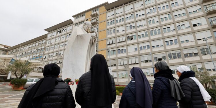 ماذا يحدث عند وفاة البابا؟