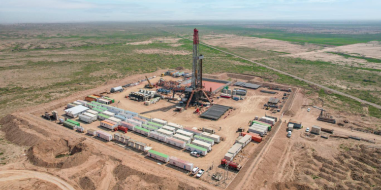 انقطاع الكهرباء جنوب العراق يوقــف أكثر من 30 بئراً نفطية عن العمل