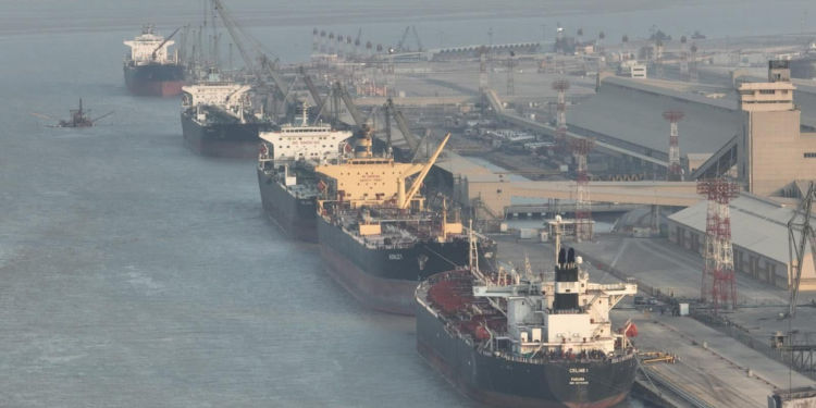 موانئ العراق تستقبل 11 ناقلة نفط في يوم واحد