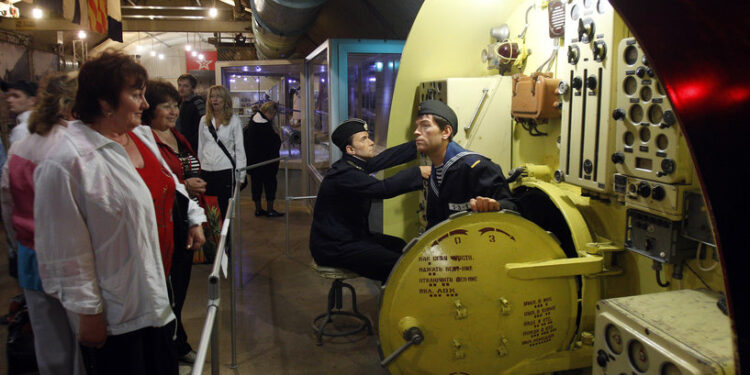 روسيا تعيـــد تشــغيل قاعدة غواصات سرية سوفيتية