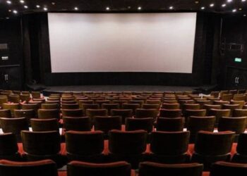 هندي يقاضي سينما بسبب كثرة الإعلانات
