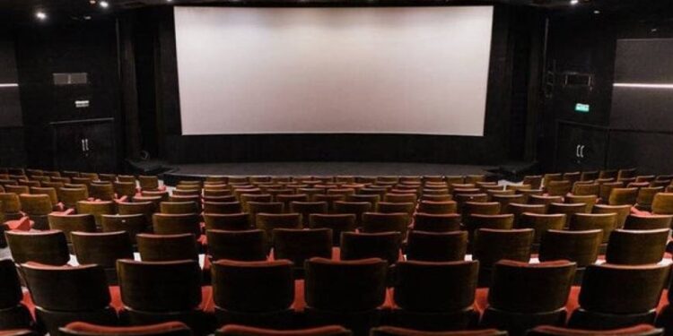 هندي يقاضي سينما بسبب كثرة الإعلانات