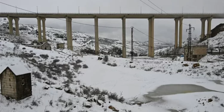 الثلوج تتسبب في قطع 7 طرق جبلية في لبنان