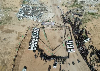 ثلاث رهائن يغادرون غزة وإسرائيل تبدأ الإفراج عن 369 سجينا فلسطينيا