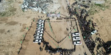 ثلاث رهائن يغادرون غزة وإسرائيل تبدأ الإفراج عن 369 سجينا فلسطينيا
