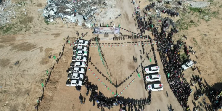 ثلاث رهائن يغادرون غزة وإسرائيل تبدأ الإفراج عن 369 سجينا فلسطينيا