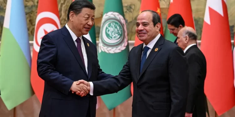 تقدم صيني في مصر وأفريقيا وتباطؤ أمريكي في سباق للهيمنة