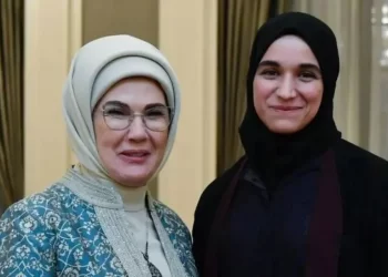 عقيلة إردوغان في أول صورة لها مع لطيفة الدروبي زوجة أحمد الشرع