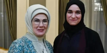 عقيلة إردوغان في أول صورة لها مع لطيفة الدروبي زوجة أحمد الشرع