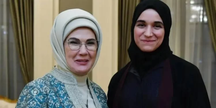 عقيلة إردوغان في أول صورة لها مع لطيفة الدروبي زوجة أحمد الشرع