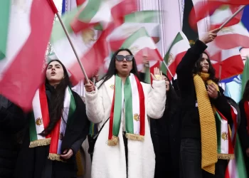 آلاف المعارضين الإيرانيين يطالبون من باريس بموقف دولي ضد طهران