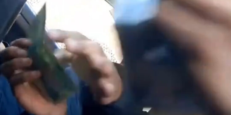 فيديو يوثق حادثة رجل مرور يساوم سائقاً على 20 ألف دينار لتجنب الحجز