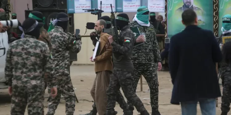 الصليب الأحمر يدعــــو لإجراء تبادل الأسرى المقبل بشــــكل “غير علني”