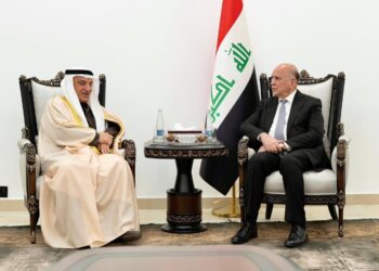 وزير الخارجية يبحث مع المستشار في الديوان الأميري الكويتي العلاقات الثنائية