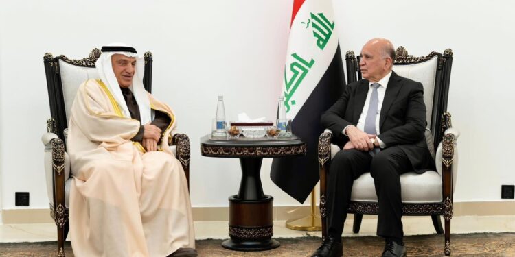 وزير الخارجية يبحث مع المستشار في الديوان الأميري الكويتي العلاقات الثنائية