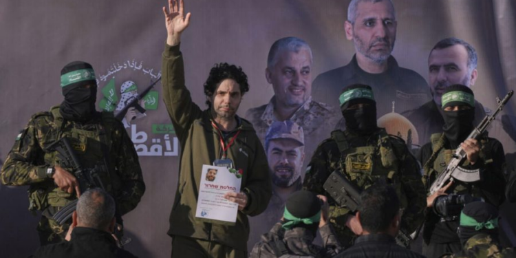 وسط انتشار مكثف لحماس.. تسليم 3 أسرى إسرائيليين