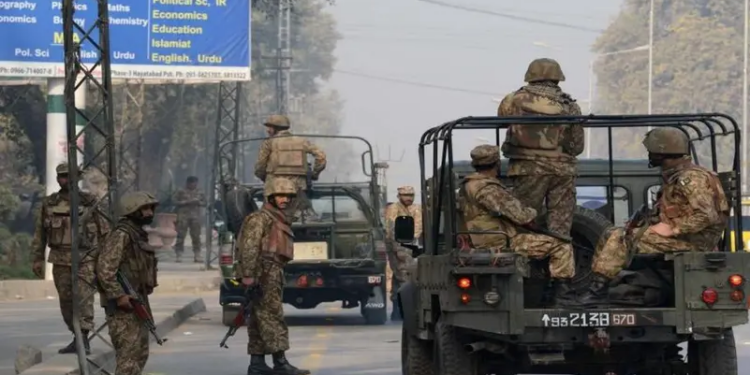 80 مسلحاً أطلقوا النار و مقتل 18 جندياً بهجوم في باكستان