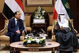 رئيس الوزراء المصري يلتقي أمير الكويت ويسلمه دعوة القمة العربية