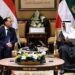 رئيس الوزراء المصري يلتقي أمير الكويت ويسلمه دعوة القمة العربية