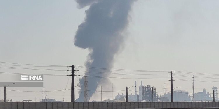 ايران.. اندلاع حريق في مستودع بمجمع مارون للبتروكيماويات