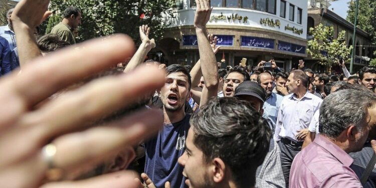 طهران.. توتر وغضب والسلطات تحـــذر من احتجاجات طلابية