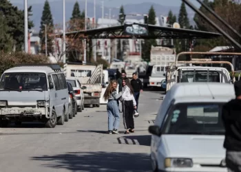 سوريا..سكان الساحل يعودون إلى منازلهم بعد الفرار إلى قاعدة جوية روسية