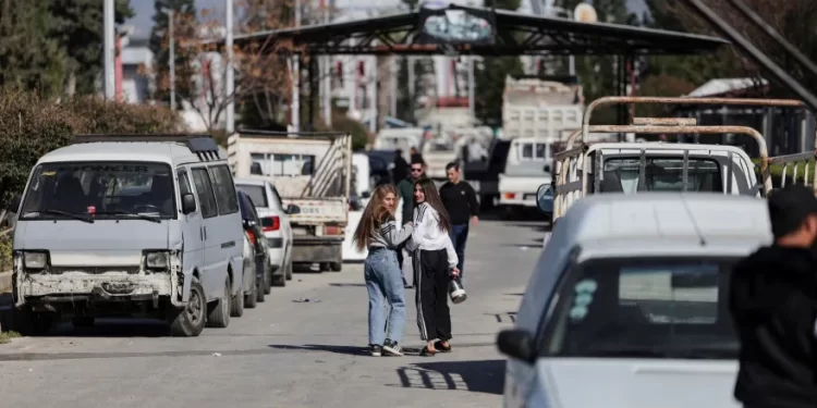 سوريا..سكان الساحل يعودون إلى منازلهم بعد الفرار إلى قاعدة جوية روسية