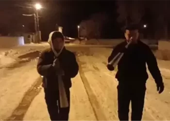 مسحراتي ينفـــخ في البوق لإيقاظ الصائمين بدلًا من الطبل