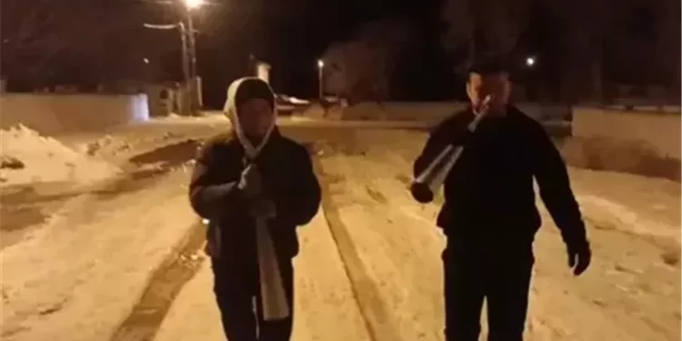 مسحراتي ينفـــخ في البوق لإيقاظ الصائمين بدلًا من الطبل