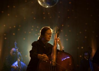 “الفتاة الوحيدة في الأوركسترا” أشد رقة في محاورة الكمنجات