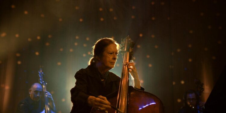 “الفتاة الوحيدة في الأوركسترا” أشد رقة في محاورة الكمنجات