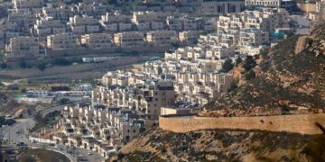 إسرائيل توافق على فصــــل 13 حيا استيطانيا بالضفة الغربية