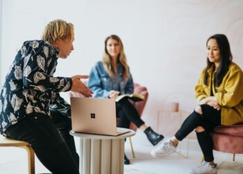 المؤثرون وصناعة المحتوى… نقاط ربط المعلن بالجمهور