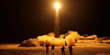 الحوثيون يعلنون عن قصفهم قطع بحرية أمريكية ومطار بن غوريون