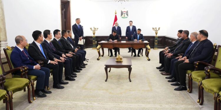 توقيع العقد الخاص بإنشاء المدينة الطبية في ذي قاربرعاية السوداني