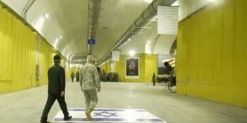 ايران تزيل العلم الأمريكي وتبقي الاسرائيلي تحت الاقدام