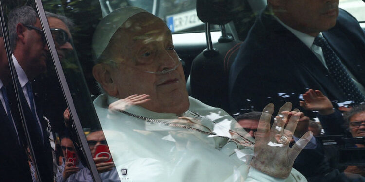 بعد أسابيع من المرض البابا فرنسيس يغادر المستشفى