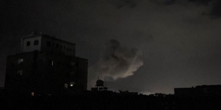 الحوثيون يعلنون “حصيلة” الغارات الأمريكية