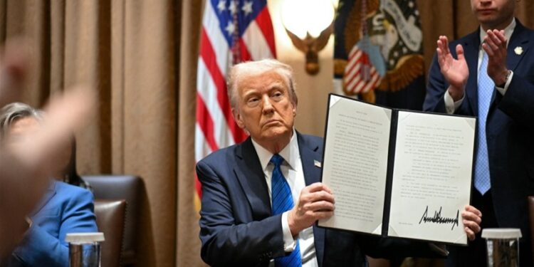 ترامب يوقّع أمراً تنفيذياً لإصلاح النظام الانتخابي