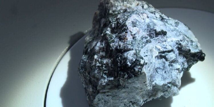 باحثون يتمكنون من تحديد الظروف المثلى لتكـــوين معدن البرونوفسكايت النادر