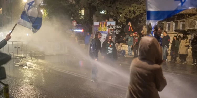 اسرائيل.. متظاهرون مناهضون لنتنياهو يشتبكون مع الشرطة